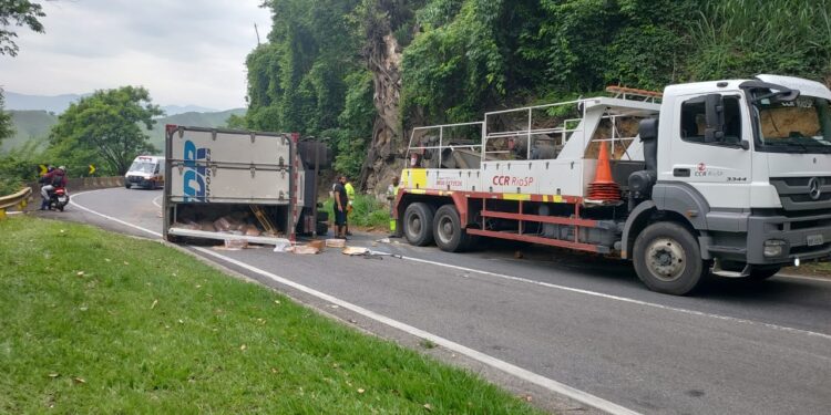 Caminhão tomba e causa congestionamento na Serra das Araras, na Dutra