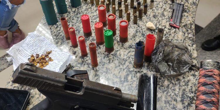 Após perseguição contra criminoso, PM apreende armas e munição em Itatiaia