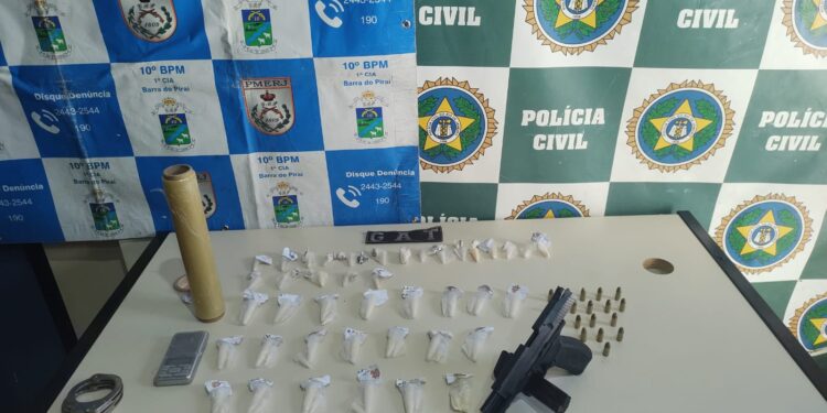 Homem é preso com pistola e pinos de cocaína em Barra do Piraí