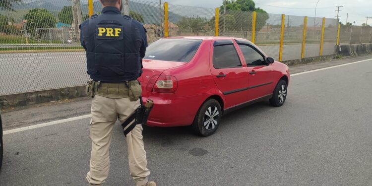 Idoso é preso com CHN falsa na Dutra e vai parar na Polícia Federal de VR