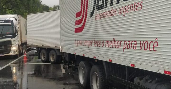 Acidente envolvendo dois veículos de carga causa congestionamento na Dutra