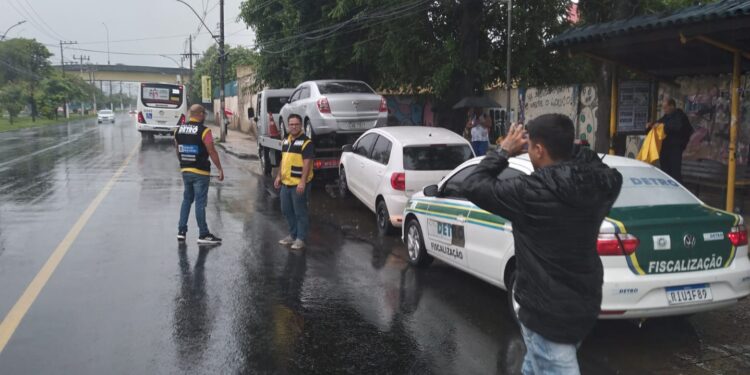 Detro realiza fiscalização para identificar transporte irregular em Volta Redonda