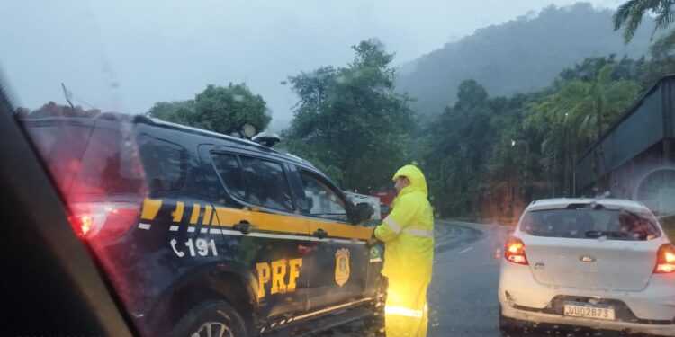 BR 101 tem dois trechos interditados devido às fortes chuvas