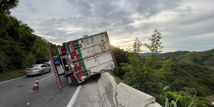 Carreta tomba na descida da Serra das Araras, na Dutra