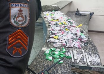 Homem é preso com pistola e drogas em Barra Mansa