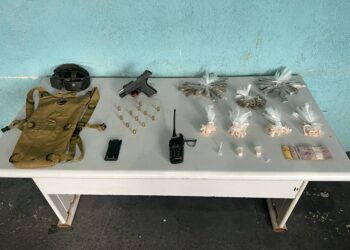 Dupla é presa com pistola e drogas em Volta Redonda