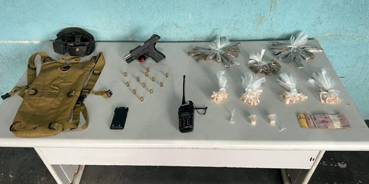 Dupla é presa com pistola e drogas em Volta Redonda
