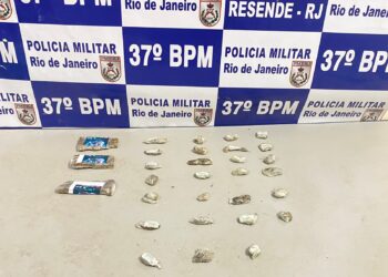 PM apreende trouxinhas e tabletes de maconha em Resende