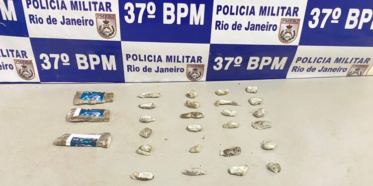 PM apreende trouxinhas e tabletes de maconha em Resende