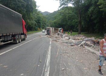 Carga de pisos é saqueada após acidente com caminhão na Serra das Araras