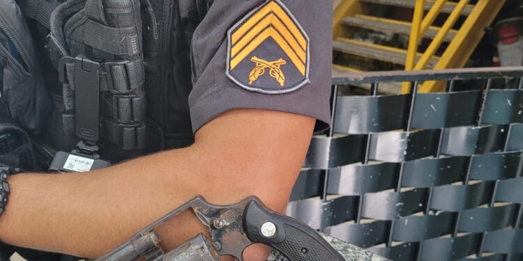 Dois homens são presos por porte ilegal de arma em Barra Mansa