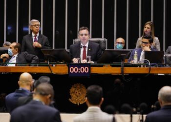 Senado vai votar PEC do piso da enfermagem ainda neste ano, afirma Pacheco