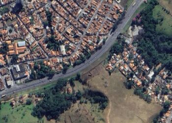 Colisão entre automóvel e semirreboque causa congestionamento na Dutra, em Volta Redonda