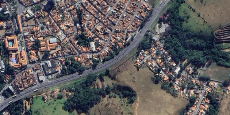Colisão entre automóvel e semirreboque causa congestionamento na Dutra, em Volta Redonda