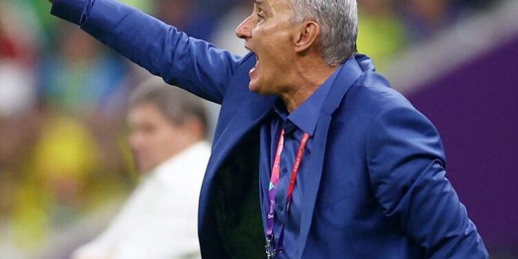 Tite abre espaço para disputa por posições após alterar equipe