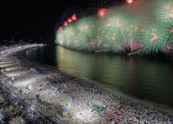 Detectores de metais reforçam segurança no réveillon de Copacabana