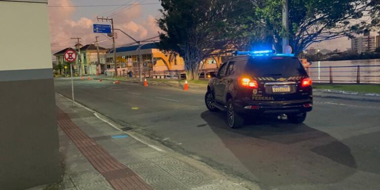 PF deflagra operação para combater lavagem de dinheiro do tráfico de drogas e armas no RJ