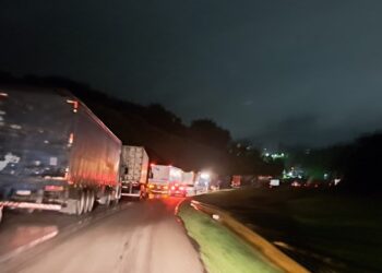 Acidente interrompe trânsito na Dutra em Barra Mansa