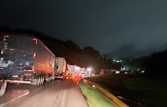 Acidente interrompe trânsito na Dutra em Barra Mansa
