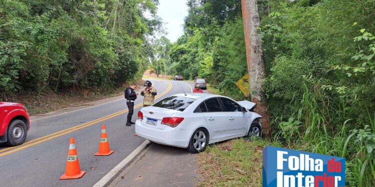 Policial fica ferido após carro colidir em árvore na rodovia Barra Mansa-Bananal