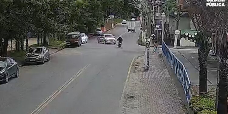 Câmeras de segurança registram acidente entre um carro e uma moto em Volta Redonda