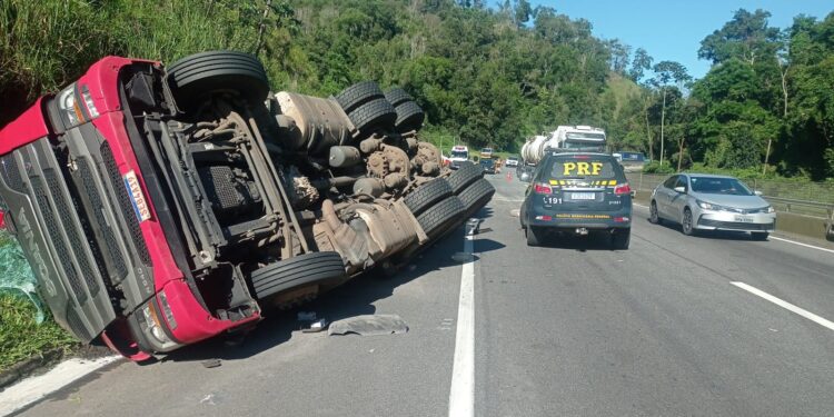 Carreta tomba na pista sentido Rio da Dutra