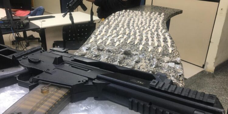 Homem é preso com réplica de fuzil e drogas em Itatiaia