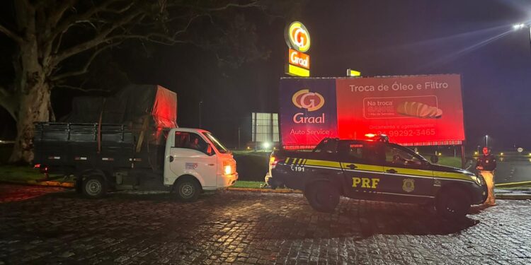 Caminhonete adulterada é flagrada na Dutra, em Resende