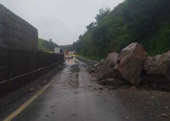 Deslizamento de pedras atinge carreta e interdita Dutra em Barra Mansa