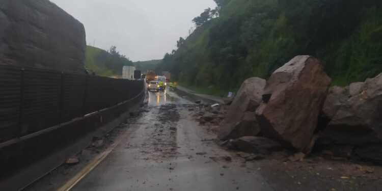 Deslizamento de pedras atinge carreta e interdita Dutra em Barra Mansa