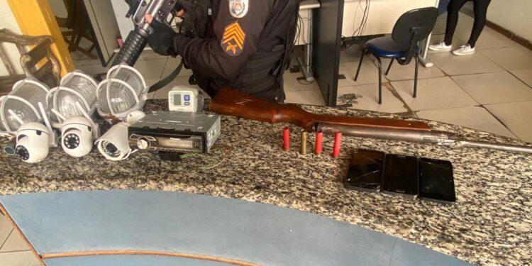 Dupla acusada de diversos furtos e ameaça a moradores é presa em Pinheiral