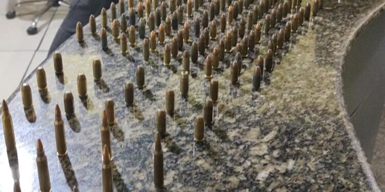 Idoso acusado de agredir companheira é preso com mais de 200 munições em Angra