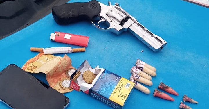 Homem é preso e menor apreendido por tráfico de drogas em Barra do Piraí