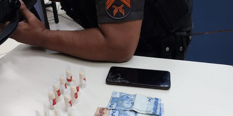 Menor é apreendido com 24 pinos de cocaína em Quatis