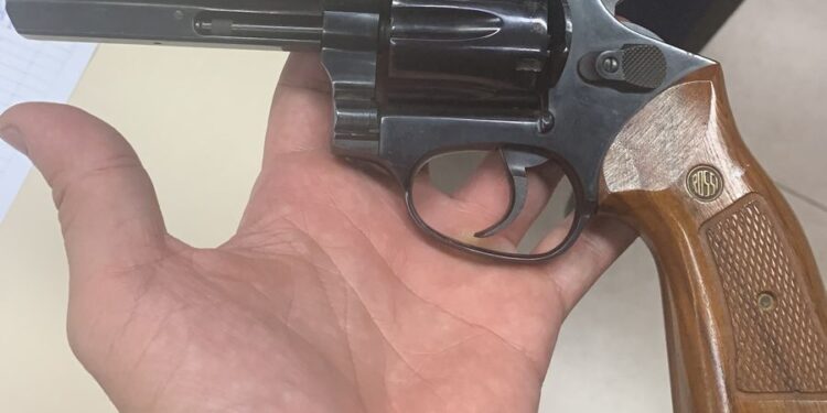 Homem é preso após ameaçar uma pessoa com um revólver em Barra Mansa