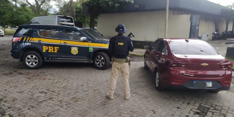Carro roubado é recuperado na Dutra, em Resende