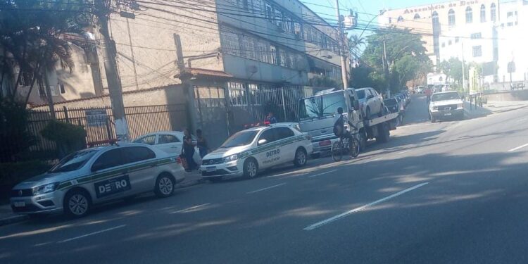 Detro apreende dois veículos de transporte irregular em Barra Mansa