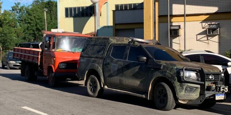 Homens são flagrados descartando resíduos em área de preservação do Paraíba do Sul, em BM