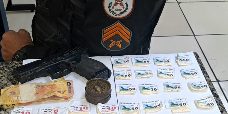 Polícia apreende drogas e réplica de pistola em Engenheiro Paulo de Frontin