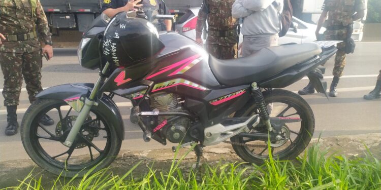Motociclista fica ferido em acidente na Dutra, em Resende