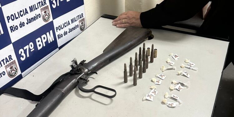 Polícia Militar apreende uma carabina, munições e drogas em Resende