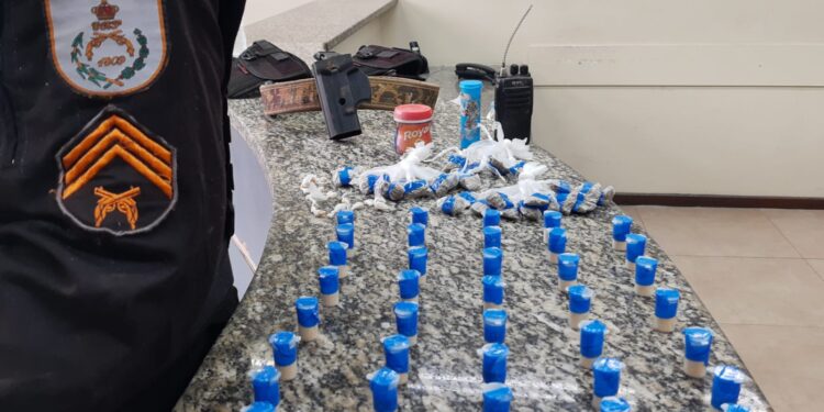 Bandidos abandonam drogas durante fuga em Barra Mansa