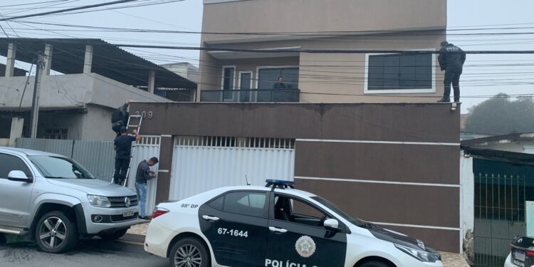Polícia Civil realiza operação contra o Comando Vermelho em Resende