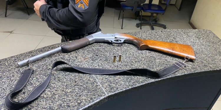 Marido ameaça esposa e familiares com uma espingarda, em Valença