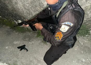 Polícia militar apreende pistola 9mm após confronto com traficantes, em Angra dos Reis