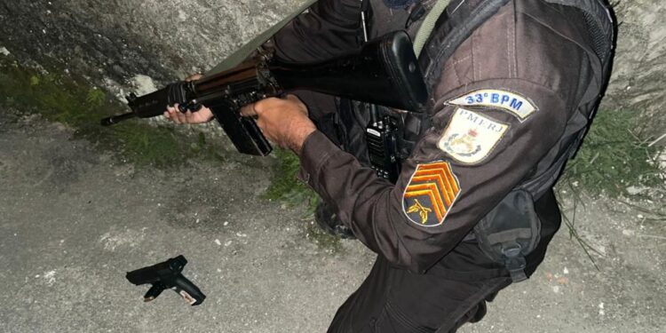 Polícia militar apreende pistola 9mm após confronto com traficantes, em Angra dos Reis