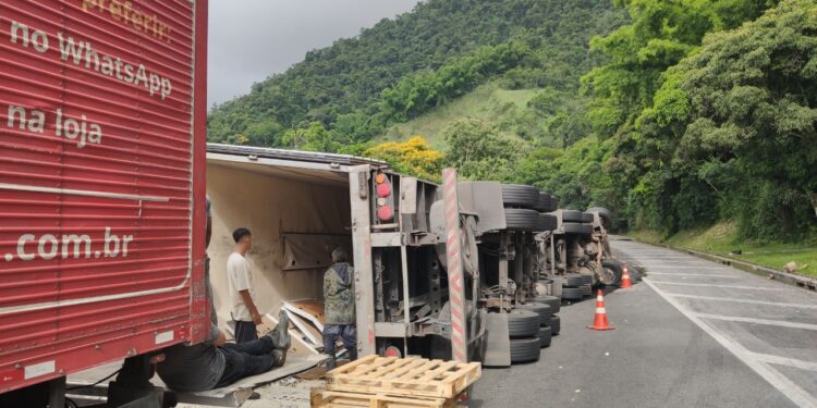 Carreta tomba na Dutra, em Piraí
