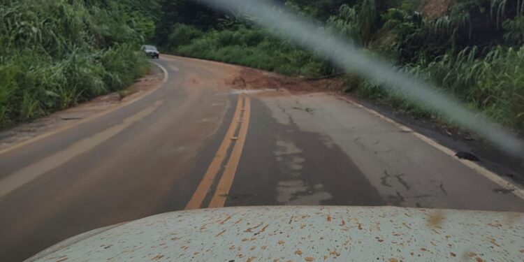 Estrada que liga Barra Mansa a Bananal apresenta diversos pontos com barreiras