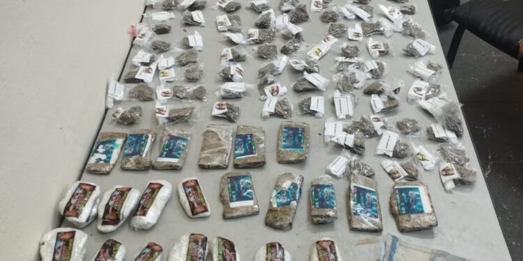 Dois menores são apreendidos com grande quantidade de drogas em Resende