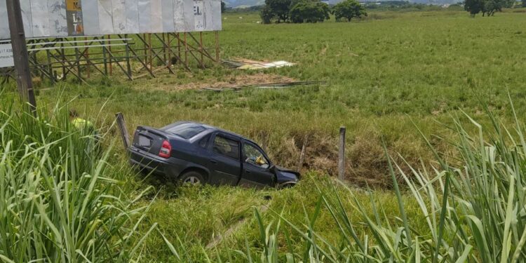 Motorista dorme ao volante e sai da pista na Dutra, em Porto Real